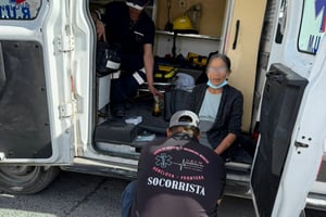 Socorristas de GRUM se movilizaron en su ayuda.  La movilización de cuerpos de rescate se registró al mediodía de este jueves, luego de que una mujer