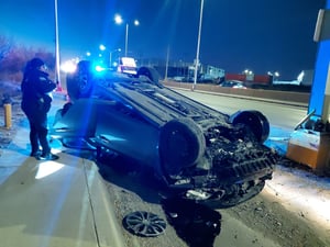 Una fuerte movilización de cuerpos de emergencia se registró la mañana de este viernes, luego de una volcadura ocurrida alrededor de las 06:53 horas sobre