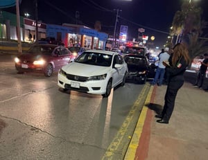Al sitio acudieron agentes de Peritaje, quienes tomaron conocimiento del percance.  La falta de atención al conducir volvió a quedar en evidencia la noche