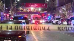 Una balacera en pleno centro de Monterrey dejó siete heridos, entre ellos dos graves; la Fiscalía de Nuevo León investiga a los responsables.  El jueves