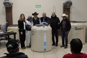 El Gobierno Municipal de San Juan de Sabinas entregó tinacos y sistemas de almacenamiento para fortalecer el acceso al agua potable y mejorar la calidad