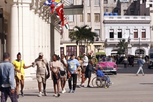 El Gobierno de Cuba ha empezado a cerrar algunos hoteles de la isla y a trasladar a los turistas a otras instalaciones como parte del paquete de medidas