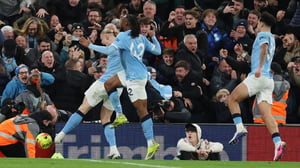    En un partido lleno de emociones, el Manchester City remontó en el tiempo añadido para llevarse una victoria clave en Anfield. Revive