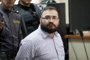 La FGR presentó una nueva acusación contra Javier Duarte por presunto peculado de cinco millones, delito que podría impedir su libertad en abril.  La Fiscalía