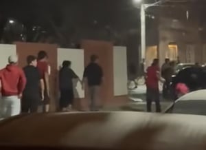   Autoridades atendieron un reporte de desorden generalizado registrado en la colonia Cumbres, específicamente sobre la calle Pirineos, donde un evento privado