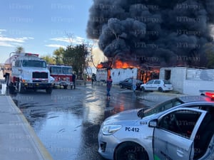 Llamas amenazaron viviendas y negocios aledaños.  Un incendio de grandes magnitudes provocó la movilización de cuerpos de rescate de toda la Región Centro