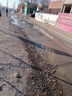 Vecinos de distintos sectores de la ciudad reportaron problemas de fugas de agua y drenajes colapsados que no fueron atendidos durante el fin de semana,