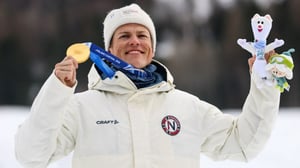    El noruego Johannes H. Klaebo reina sin discusión en el esquí de fondo. Conquistó su tercer oro olímpico en el sprint clásico de Milano Cortina 2026