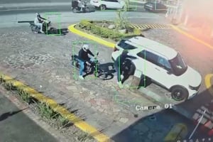 Escoltas de un empresario aguacatero en Uruapan, Michoacán, repelieron un intento de asalto, dejando a un delincuente lesionado, mientras su cómplice logró