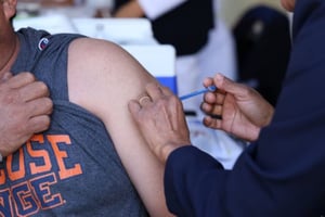 Autoridades sanitarias reportan diez contagios confirmados y refuerzan vacunación en la capital y zona metropolitana para evitar nuevos brotes en la entidad.