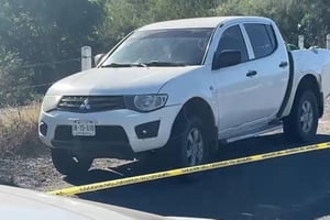 Una camioneta con cuerpos fue localizada en Navolato, Sinaloa, sobre la carretera 15D; autoridades iniciaron investigación mientras Fiscalía mantiene cifras