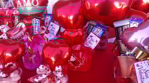 Aumentos en productos y reservaciones en tres ciudades, reflejando la intensa preparación de negocios por la temporada de regalos y celebraciones románticas.