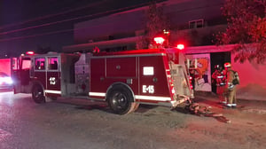 El siniestro movilizó a bomberos y policías.  La tranquilidad de la madrugada se rompió cuando una espesa columna de humo comenzó a salir del histórico salón