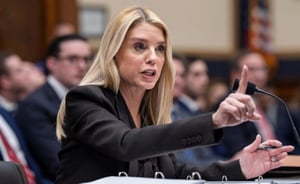 La secretaria de Justicia, Pam Bondi, defendió ayer a Donald Trump ante legisladores demócratas en el Congreso, amid acusaciones sobre el manejo