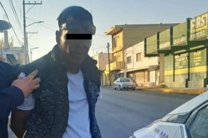 Oficiales de la policía violeta intervinieron de inmediato.  Un hombre que presuntamente se encontraba bajo los influjos de sustancias tóxicas fue arrestado