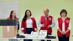 Donación tecnológica fortalece atención telefónica y respuesta inmediata en emergencias médicas de Monclova ciudad Coahuila.  El presidente del patronato
