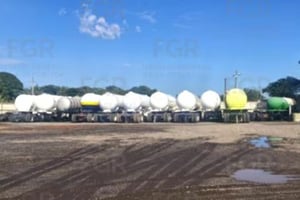 Autoridades federales realizaron cateos en Minatitlán, Veracruz, donde aseguraron vehículos, pipas y más de 82 mil litros de hidrocarburo presuntamente ilegal.