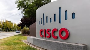 Cisco Systems reporta su mayor caída de acciones en más de dos años, afectada por márgenes más bajos y la escasez de chips de memoria.  Cisco Systems Inc.