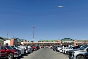 El cierre del espacio aéreo en El Paso, Texas, afectó vuelos comerciales y provocó caos, incertidumbre y tensión diplomática con México este jueves.