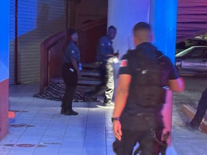 El reporte fue realizado por comerciantes y peatones.  La presencia de un hombre recostado e inmóvil a un costado de unas escaleras encendió las alarmas entre