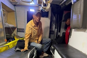 Socorristas de GRUM le brindaron los primeros auxilios.  Un adulto mayor resultó lesionado tras ser sorprendido por varios sujetos que lo interceptaron