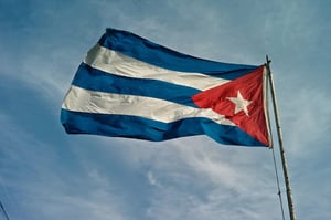 La presidenta Claudia Sheinbaum afirmó que México no restringe vuelos a Cuba y no descartó abrir un puente aéreo si el gobierno cubano lo solicita.