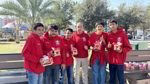 Estudiantes del CAM 14 venden esperanza y dulces en plaza principal.  Con entusiasmo y orgullo, alumnos del CAM 14 se instalaron esta mañana en la plaza