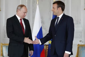 El presidente francés anunció en Múnich su intención de reactivar el diálogo oficial con Rusia, condicionado al visto bueno de Ucrania.