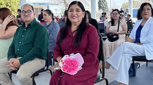 Globos, música y lágrimas sellaron la despedida de una maestra que entregó su vida a educar.  Con un pasillo de globos, bailables llenos de entusiasmo, cartas