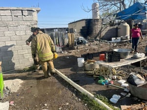 Vecinos temieron una explosión.  Un gran susto vivió una comerciante dedicada a la venta de elotes, luego de que una fuga de gas provocó el incendio del tanque