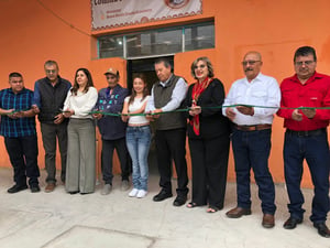 El alcalde de San Juan de Sabinas, Óscar Ríos Ramírez, inauguró el restaurante ‘Nueva Rosita’, destacando la importancia de apoyar a los emprendedores locales