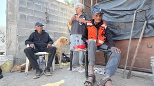 Con apoyo vecinal y municipal, Don Joselin y Manuelito pudieron recuperar la dignidad de su casa.  Este viernes continuaron las labores de limpieza intensiva