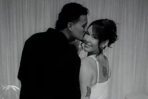Jesaaelys Ayala González, hija de Daddy Yankee, anunció que espera su primer hijo junto a Carlos Olmo con un emotivo mensaje en redes sociales.  Jesaaelys