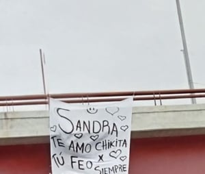   Automovilistas que circulaban por el cruce de la avenida Román Cepeda y 16 de Septiembre se llevaron una sorpresa poco común: una manta romántica colgada