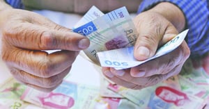 Entre adultos mayores, el efectivo sigue siendo el principal medio de pago por desconfianza y brecha digital; en México, 85 % lo usa en compras básicas, según