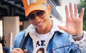 Pese a sus intentos de que la joven que lo acompañaba pasara desapercibida, Erik Rubín tuvo que reconocer que está saliendo con alguien y, si bien, aclaró