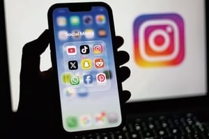 El primer ministro británico Keir Starmer anunció que buscará imponer edad mínima y restricciones a funciones adictivas en redes sociales para proteger