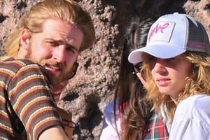 La actriz Maya Hawke contrajo matrimonio con el músico Christian Lee Hutson en Nueva York, acompañada por familiares y compañeros de “Stranger Things”.
