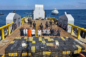 El Salvador decomisó 6.6 toneladas de cocaína en el Pacífico y detuvo a diez personas en el mayor operativo antidrogas de su historia. 