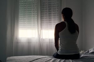 Un hombre fue detenido en el norte de Suecia tras ser acusado de facilitar y lucrar con la venta de servicios sexuales realizados por su esposa desde 2022.