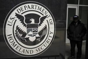 Los demócratas del Congreso de EU enviaron una contraoferta para reabrir el Departamento de Seguridad Nacional, exigiendo límites a las operaciones