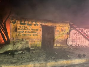 El fuego comenzó en un lote baldío  Un voraz incendio registrado durante la madrugada de este martes consumió por completo la conocida vulcanizadora “Limón”,