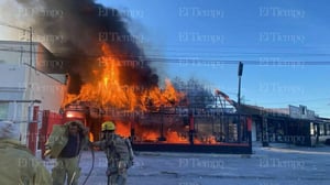 El fuego consumió por completo la palapa y su estructura de madera.  Una intensa movilización de cuerpos de emergencia se registró la tarde del martes tras
