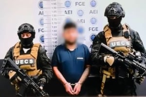 Autoridades de Baja California detuvieron a cinco presuntos integrantes de una célula ligada al CJNG, acusados de extorsionar taxistas e incendiar vehículos