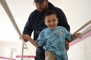 La UBR de San Juan de Sabinas ofrece atención gratuita en fisioterapia y rehabilitación, fortaleciendo la salud y calidad de vida de la población local.