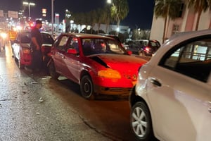 Socorristas de GRUM se movilizaron para auxiliar a los lesionados.  Una cadena de impactos registrada la noche del martes sobre el puente vehicular del bulevar