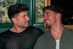 El cantante Pablo Alborán revela su felicidad en el amor y su pareja, Juan Sesma, le dedica un mensaje romántico por su cumpleaños.  Tras mantener su vida
