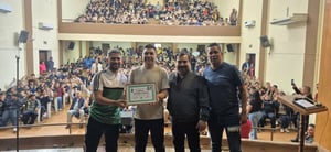 El exfutbolista Salvador Cabañas motivó a alumnos y padres en la Secundaria Fortunato Gutiérrez Cruz, fomentando disciplina, educación y valores durante