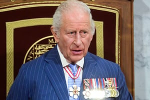 El rey Carlos III respaldó el proceso judicial contra su hermano Andrés, arrestado por presunta mala conducta, mientras el primer ministro Starmer subraya