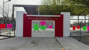 Un grupo de madres de familia pertenecientes a la escuela primaria José Maldonado Maldonado, ubicada en la colonia La Hacienda, tomó las instalaciones